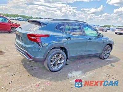 Trzecie zdjęcie samochodu z tyłu: 2025 CHEVROLET TRAX 1LT VIN:KL77LHEP8SC248389 - miniatura