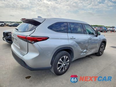 Trzecie zdjęcie samochodu z tyłu: 2021 TOYOTA HIGHLANDER XLE VIN:5TDGZRAH9MS076011 - miniatura