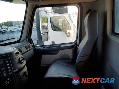 Piąte zdjęcie samochodu w środku: 2017 VOLVO VNL SEMI TRUCK VIN:4V4N39TG9HN988134 - miniatura