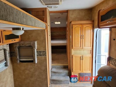 Piąte zdjęcie samochodu w środku: 2005 KEYSTONE LAREDO CAMPER VIN:4YDF29R205J460433 - miniatura