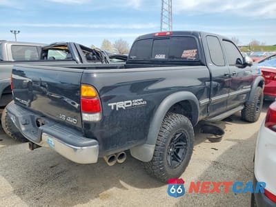 Trzecie zdjęcie samochodu z tyłu: 2002 TOYOTA TUNDRA SR5 V8 VIN:5TBBT44132S261612 - miniatura