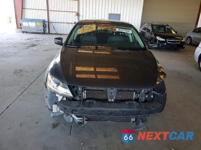 Piąte zdjęcie samochodu w środku: 2017 VOLKSWAGEN JETTA SE VIN:3VWDB7AJ3HM291790 - miniatura