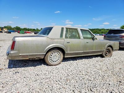 Trzecie zdjęcie samochodu z tyłu: 1988 LINCOLN TOWN CAR VIN:1LNBM81F9JY623243 - miniatura