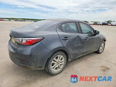 Trzecie zdjęcie samochodu z tyłu: 2018 TOYOTA YARIS IA BASE VIN:3MYDLBYV9JY311617 - miniatura