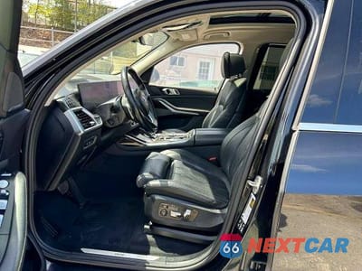 Zdjęcie 9 z 10 samochodu: 2025 BMW X7 XDRIVE40I VIN:5UX23EM04S9Y27987 - miniatura