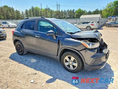 Czwarte zdjęcie samochodu z boku: 2017 CHEVROLET TRAX 1LT VIN:3GNCJLSB9HL204117 - miniatura