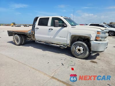 Czwarte zdjęcie samochodu z boku: 2019 CHEVROLET SILVERADO C3500 6.0L V-8 FLAT BED VIN:1GB4CVCG4KF171885 - miniatura
