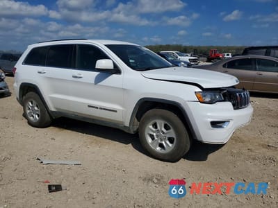 Czwarte zdjęcie samochodu z boku: 2017 JEEP GRAND CHEROKEE LAREDO VIN:1C4RJFAG7HC755918 - miniatura