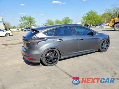 Trzecie zdjęcie samochodu z tyłu: 2016 FORD FOCUS SE VIN:1FADP3K20GL389458 - miniatura