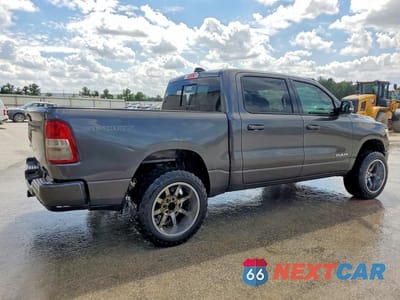 Trzecie zdjęcie samochodu z tyłu: 2020 RAM 1500 BIG HORN VIN:1C6RREFTXLN188682 - miniatura