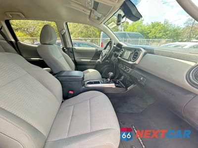 Piąte zdjęcie samochodu w środku: 2019 TOYOTA TACOMA SR5 V6 VIN:3TMCZ5AN5KM198679 - miniatura