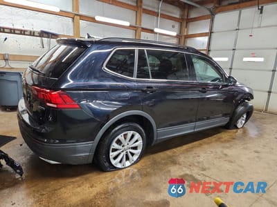 Trzecie zdjęcie samochodu z tyłu: 2019 VOLKSWAGEN TIGUAN SE VIN:3VV2B7AX5KM145527 - miniatura