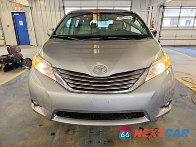 Piąte zdjęcie samochodu w środku: 2015 TOYOTA SIENNA XLE 8-PASSENGER VIN:5TDYK3DC2FS571966 - miniatura