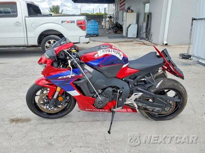 Trzecie zdjęcie samochodu z tyłu: 2022 HONDA CBR1000 RR VIN:JH2SC771XNK500080 - miniatura