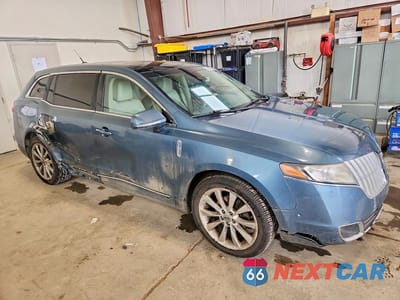 Czwarte zdjęcie samochodu z boku: 2010 LINCOLN MKT VIN:2LMHJ5AT6ABJ15448 - miniatura