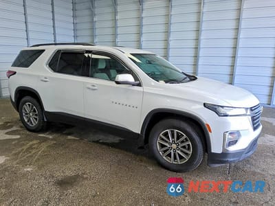 Czwarte zdjęcie samochodu z boku: 2022 CHEVROLET TRAVERSE LT VIN:1GNERGKW5NJ161815 - miniatura