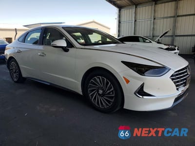 Czwarte zdjęcie samochodu z boku: 2021 HYUNDAI SONATA HYBRID LIMITED VIN:KMHL54JJ1MA036062 - miniatura