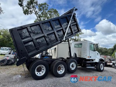 Zdjęcie 11 z 12 samochodu: 2003 VOLVO VHD DUMP TRUCK VIN:4V5KC9GH33N347488 - miniatura