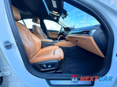 Piąte zdjęcie samochodu w środku: 2019 BMW 530 I VIN:WBAJA5C56KWW22265 - miniatura