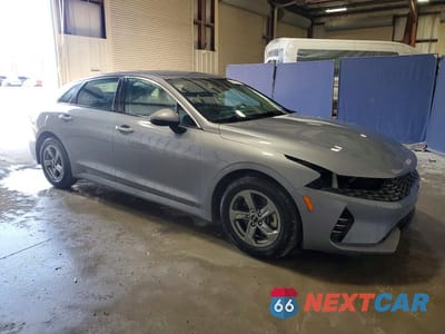Czwarte zdjęcie samochodu z boku: 2022 KIA K5 LXS VIN:5XXG14J20NG120079 - miniatura