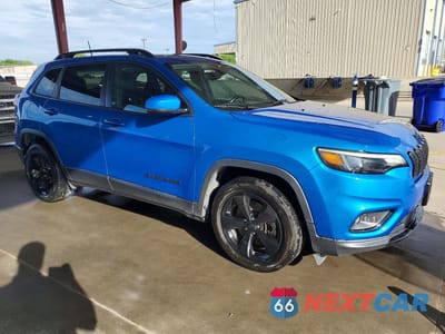 Czwarte zdjęcie samochodu z boku: 2021 JEEP CHEROKEE LATITUDE PLUS VIN:1C4PJLLB9MD155266 - miniatura