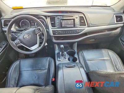 Zdjęcie 8 z 13 samochodu: 2019 TOYOTA HIGHLANDER LE VIN:5TDZZRFH0KS359167 - miniatura
