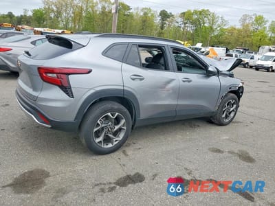 Trzecie zdjęcie samochodu z tyłu: 2025 CHEVROLET TRAX 1LT VIN:KL77LHEP6SC180951 - miniatura
