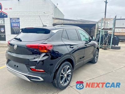 Czwarte zdjęcie samochodu z boku: 2020 BUICK ENCORE GX SELECT VIN:KL4MMDSL2LB096513 - miniatura