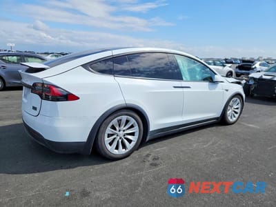 Trzecie zdjęcie samochodu z tyłu: 2016 TESLA MODEL X VIN:5YJXCAE22GF002687 - miniatura