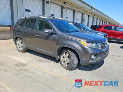 Czwarte zdjęcie samochodu z boku: 2013 KIA SORENTO EX VIN:5XYKU3A22DG421264 - miniatura