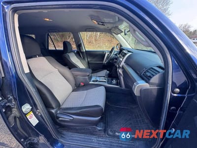 Piąte zdjęcie samochodu w środku: 2014 TOYOTA 4RUNNER SR5 VIN:JTEBU5JR7E5175584 - miniatura