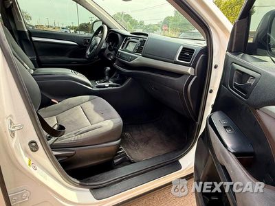 Piąte zdjęcie samochodu w środku: 2019 TOYOTA HIGHLANDER LE VIN:5TDZARFH9KS043130 - miniatura