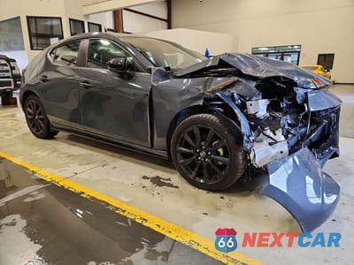 Czwarte zdjęcie samochodu z boku: 2024 MAZDA 3 PREFERRED VIN:JM1BPBLM2R1709986 - miniatura