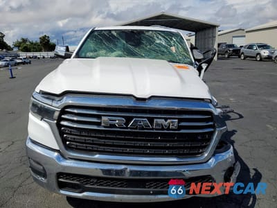 Piąte zdjęcie samochodu w środku: 2025 RAM 1500 LARAMIE VIN:1C6SRFJP2SN567773 - miniatura