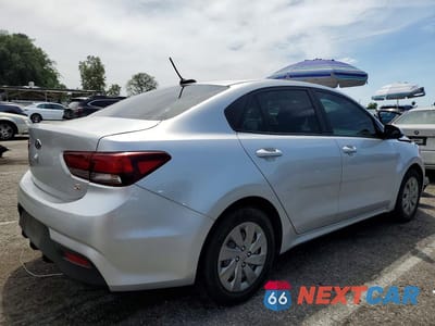 Trzecie zdjęcie samochodu z tyłu: 2020 KIA RIO S VIN:3KPA24AD7LE312304 - miniatura