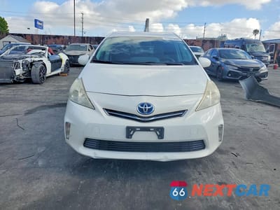 Piąte zdjęcie samochodu w środku: 2013 TOYOTA PRIUS V THREE VIN:JTDZN3EU9D3268863 - miniatura