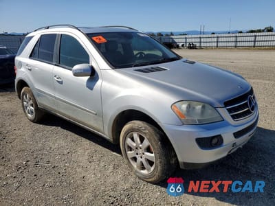 Czwarte zdjęcie samochodu z boku: 2007 MERCEDES-BENZ ML 350 VIN:4JGBB86E67A228105 - miniatura