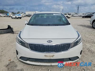 Piąte zdjęcie samochodu w środku: 2017 KIA FORTE LX VIN:3KPFK4A70HE064761 - miniatura