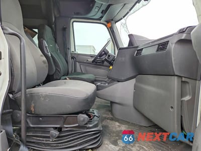 Piąte zdjęcie samochodu w środku: 2021 INTERNATIONAL LT625 SEMI TRUCK VIN:3HSDZTZR4MN453374 - miniatura