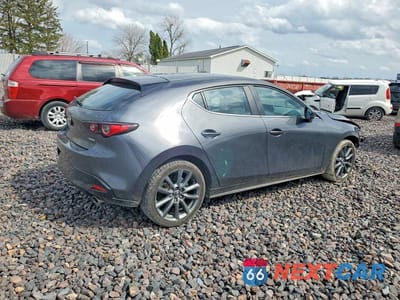 Trzecie zdjęcie samochodu z tyłu: 2022 MAZDA 3 PREFERRED VIN:JM1BPALL1N1516837 - miniatura
