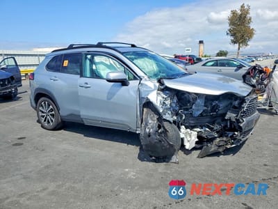 Czwarte zdjęcie samochodu z boku: 2022 TOYOTA COROLLA CROSS XLE VIN:7MUDAAAG9NV003327 - miniatura