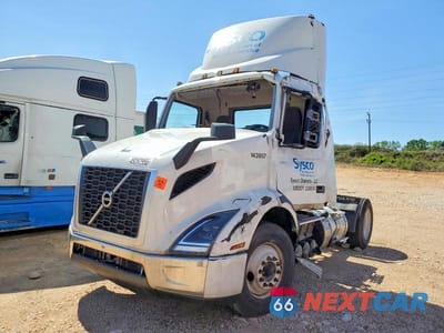 Drugie zdjęcie samochodu z przodu: 2023 VOLVO VNR SEMI TRUCK VIN:4V4W39EG3PN332270 - miniatura