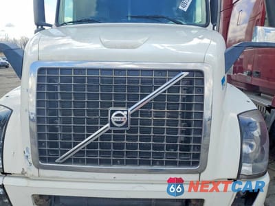 Zdjęcie 7 z 10 samochodu: 2004 VOLVO VNL SEMI TRUCK VIN:4V4NC9TH24N362444 - miniatura