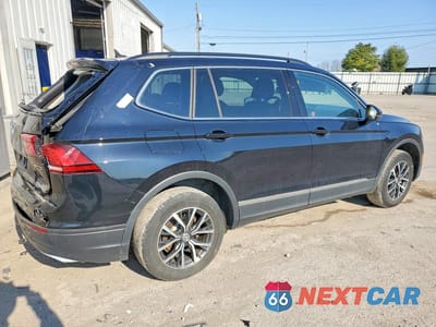 Trzecie zdjęcie samochodu z tyłu: 2021 VOLKSWAGEN TIGUAN VIN:3VV2B7AX7MM105906 - miniatura