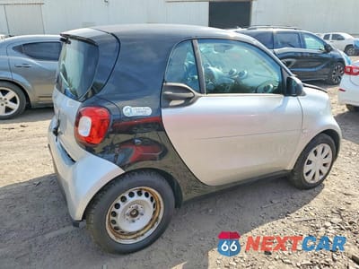 Trzecie zdjęcie samochodu z tyłu: 2016 SMART FORTWO VIN:WMEFJ5DA1GK056021 - miniatura