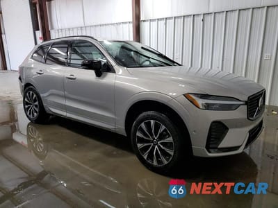 Czwarte zdjęcie samochodu z boku: 2025 VOLVO XC60 PLUS VIN:YV4M12RC7S1221306 - miniatura