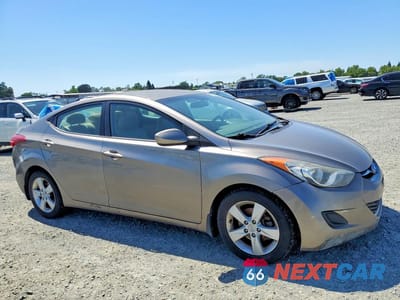 Czwarte zdjęcie samochodu z boku: 2013 HYUNDAI ELANTRA GLS VIN:5NPDH4AE5DH247678 - miniatura