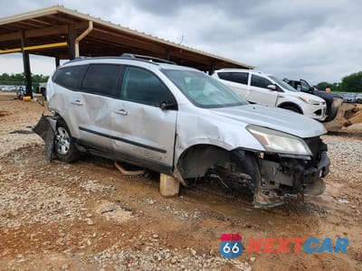 Czwarte zdjęcie samochodu z boku: 2016 CHEVROLET TRAVERSE LS VIN:1GNKRFED2GJ321384 - miniatura