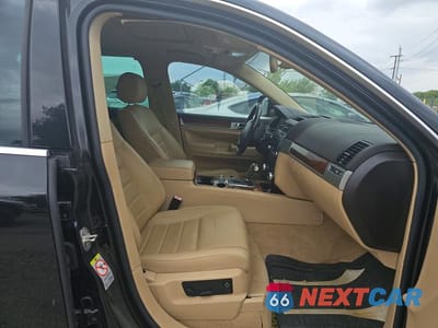 Piąte zdjęcie samochodu w środku: 2008 VOLKSWAGEN TOUAREG 2 V8 VIN:WVGCB77L18D060577 - miniatura