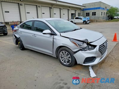 Czwarte zdjęcie samochodu z boku: 2021 HYUNDAI ACCENT SE VIN:3KPC24A64ME136940 - miniatura